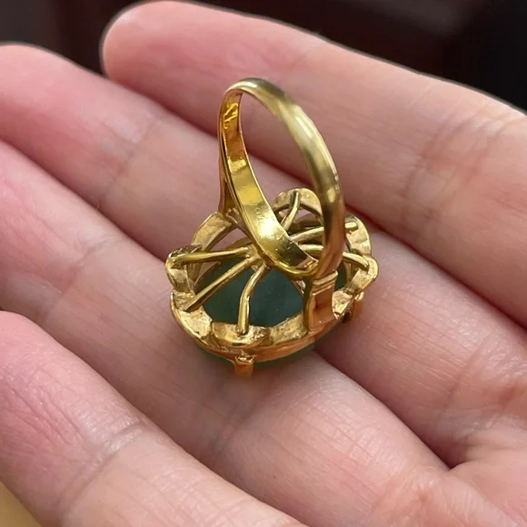 Nephrite jade color cabochon gold tone cocktail ring - Picture 8 of 11